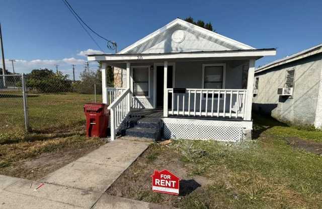 Cozy Plant City Bungalow - 516 East Laura Street, Plant City, FL 33563