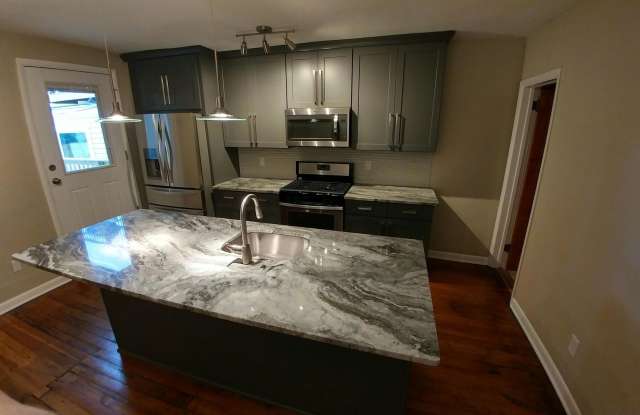 Beautifully renovated gem in South Side. Granite, Stainless, Hardwood Floors, Laundry A/C Gallery 2