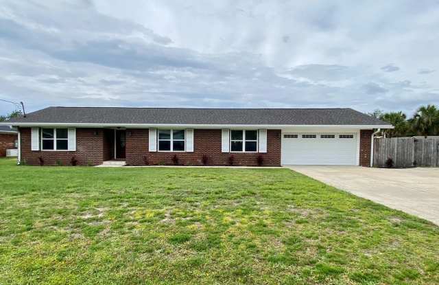Expansive Waterfront 3Bed/2Ba Entertainer's Dream in Lynn Haven! *SPECIAL: 1/2 OFF 1st Month for New Lease by 12/31/26!* + *Military Incentive!* Gallery 1