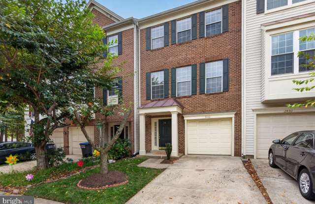 2432 CLOVER FIELD Circle Gallery 1