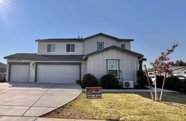Spacious, Modern 4-Bedroom 2.5 Bath Home plus Den, Prime Location! With Solar! Gallery 1