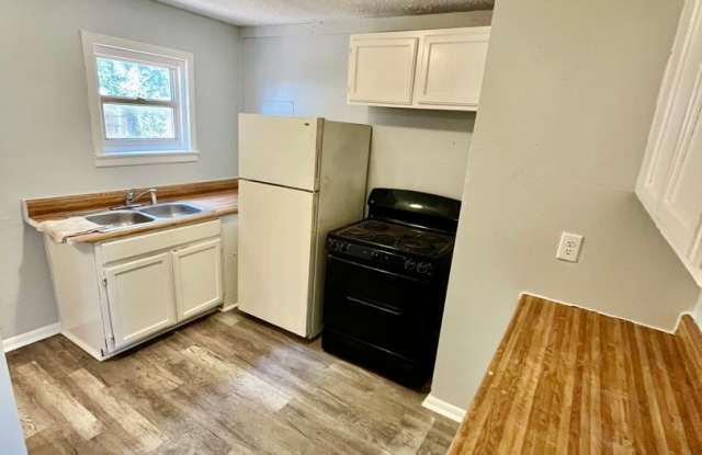 NICE 3BR/1BA Home With Large Yard, Covered Porch, Shed For Storage. photos photos