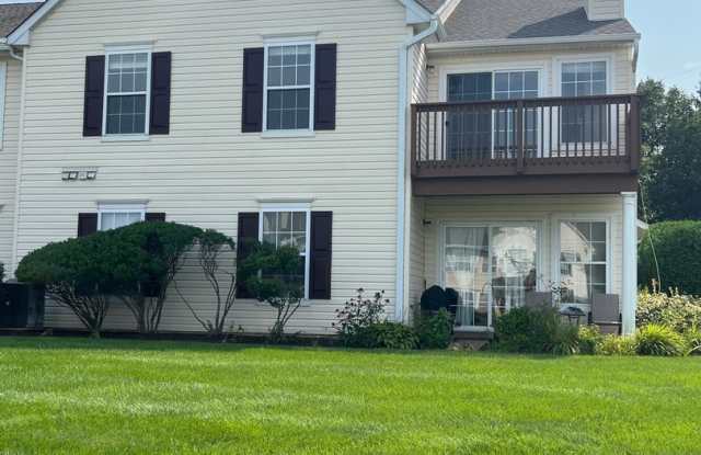 This 3BR/2BA condo in Walnut Bank Farms photos photos