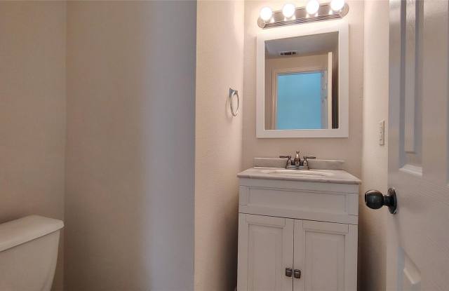Beautiful 3BR with Loft, Patio  Community Pool! Gallery 4