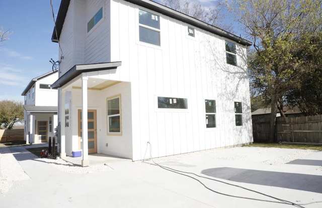 Modern Elegance with Private Yard Near Downtown Austin Gallery 3
