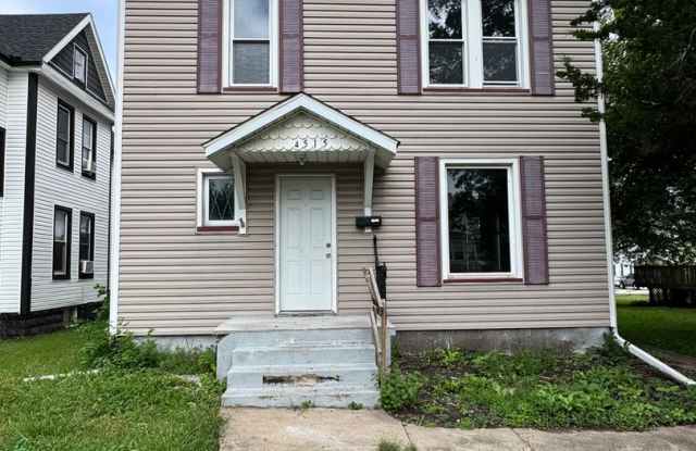 4 bedroom 2 bath house in Rock Island Gallery 1