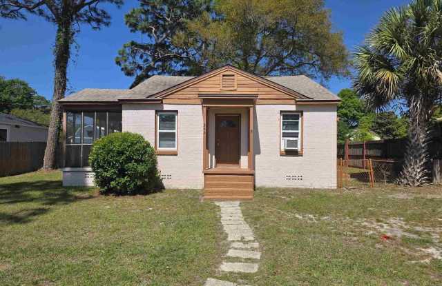 203 SE Syrcle Dr photos photos