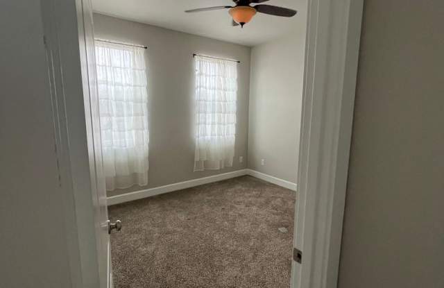 4 bedroom 2 bath, Quincy Gallery 3
