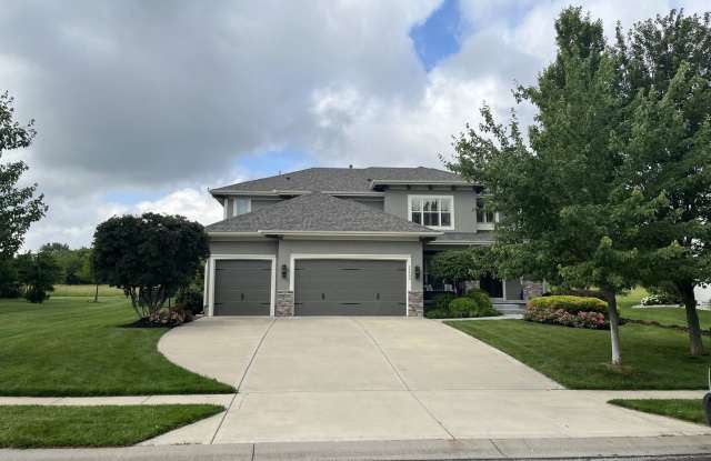 5BR/5BA | Single Family Home | 3-Car Garage Parking | Fenced backyard Gallery 1