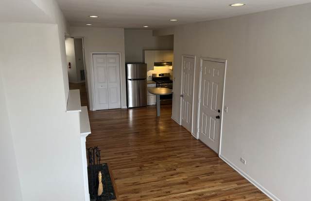 900 North Ashland Avenue Gallery 4