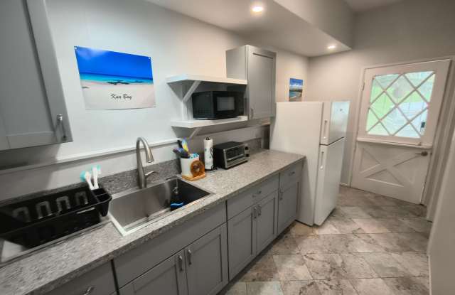 **Beautifully Furnished Private Studio – Captain Cook Gallery 4