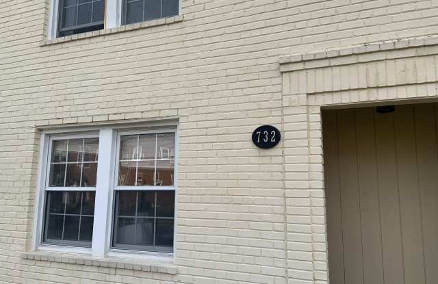 732 N OAKLAND Street Gallery 2