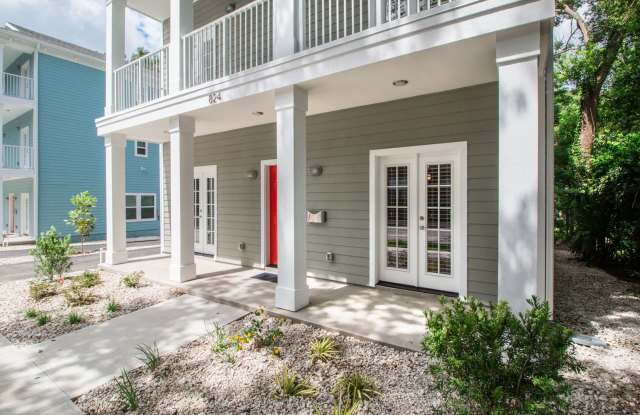 Beautiful 6 Bedroom House - Walk to UF & Sorority Row Gallery 3
