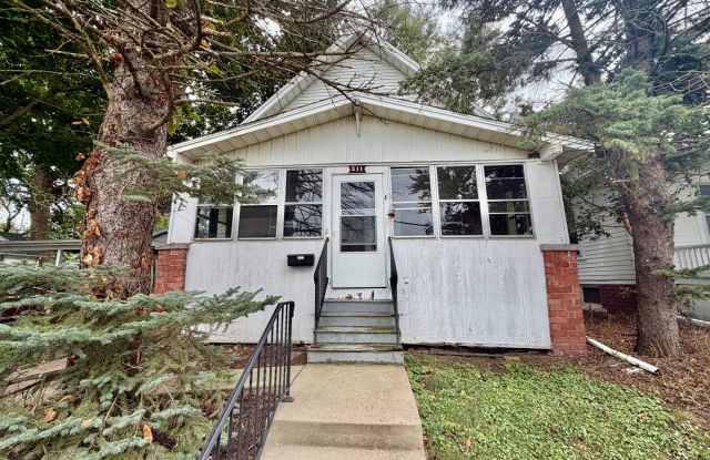 Charming 2 Bedroom Home Near Illinois Wesleyan! Gallery 1