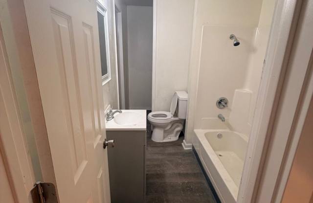 Spacious One Bedroom Located near 21st and Lafayette Rd Gallery 4
