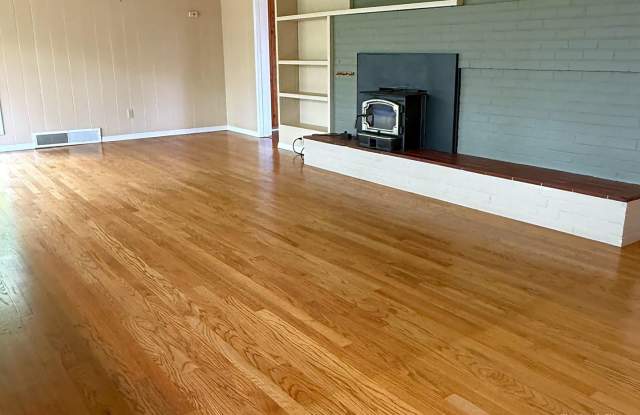 6BR Classic Mid-Century Medina Home w/ Yard Service Included! Gallery 3
