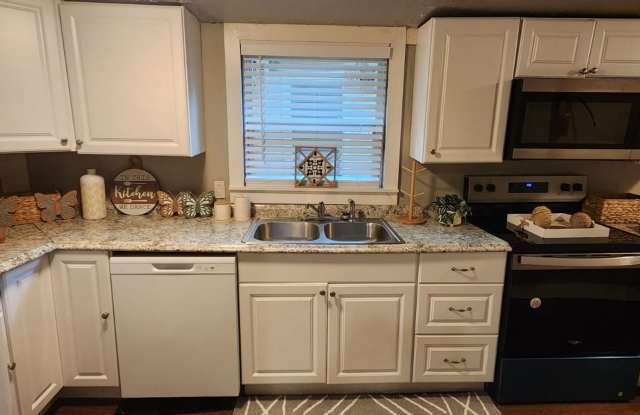 Walk to UF Campus! 4 bed/ 2 Bath walk/bike to Downtown or UF! - 328 Northwest 8th Street, Gainesville, FL 32601