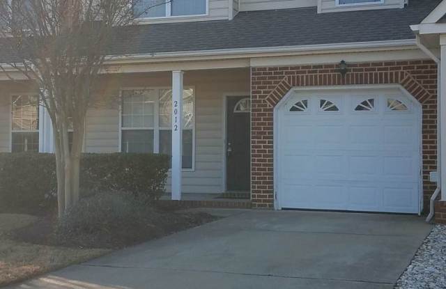Spacious 3 bedroom Townhouse w/garage in Suffolk Gallery 1