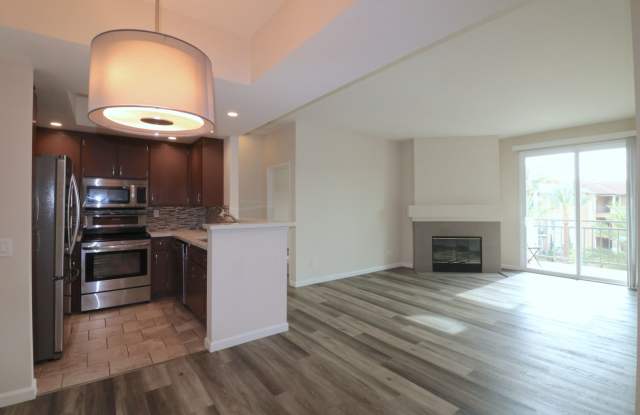 Mission Valley condo (River Colony) with balcony!  Central heat/ air. Gated garage parking. Pool/spa! - 2150 Camino De La Reina, San Diego, CA 92108