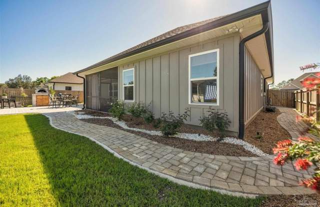 Charming 4 bedroom 3 bathroom Rental in Waters Edge Gallery 3