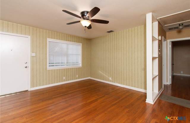 4510 Russell Drive Gallery 4
