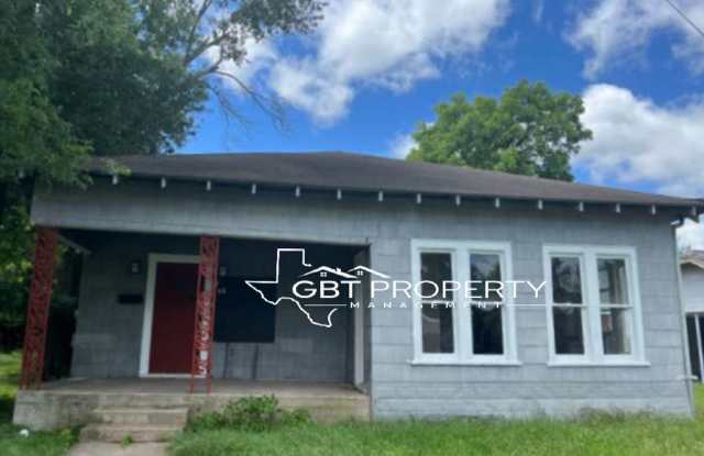 Single Family Home - 306 West Jacinto Street, Groesbeck, TX 76642