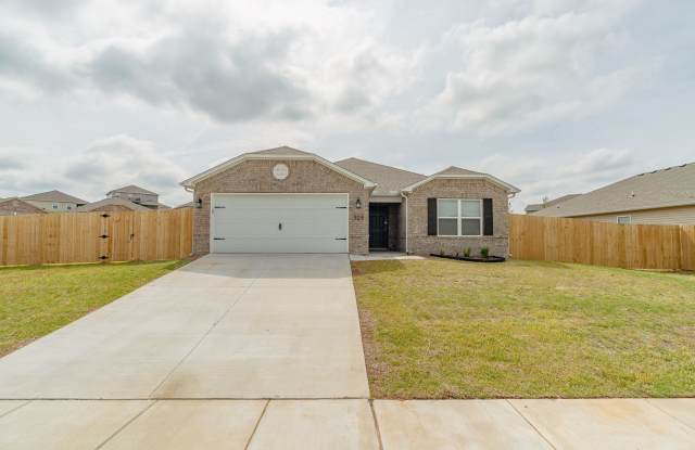Like New 4-bedroom 2 bath Home in Lowell!! Fenced Yard! - 529 Woodcreek Loop, Lowell, AR 72758
