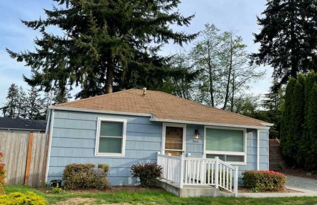 Light and Bright 2 bedroom House in Des Moines - With huge fenced yard and workshop - 863 South 195th Street, Des Moines, WA 98148