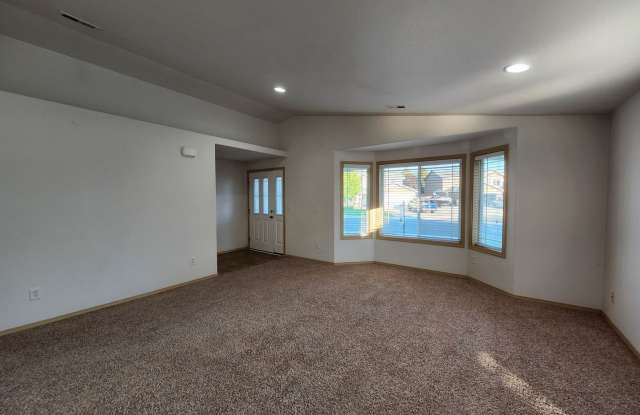 Spacious 3 bedroom/2 bath on Cul-de-Sac, 3 Car Garage! Gallery 4