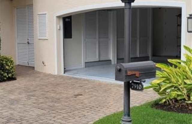 7910 Cocobay Gallery 2