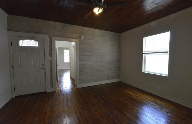 1426 N Center Gallery 3