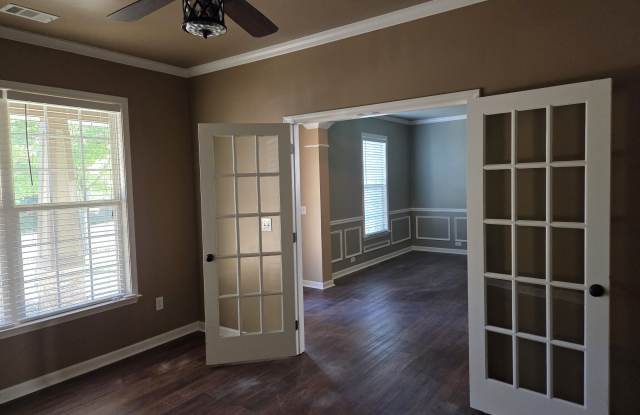 536 Longwood Place Gallery 3