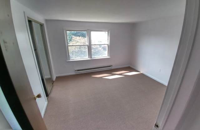 14 North Woodside Avenue Gallery 4