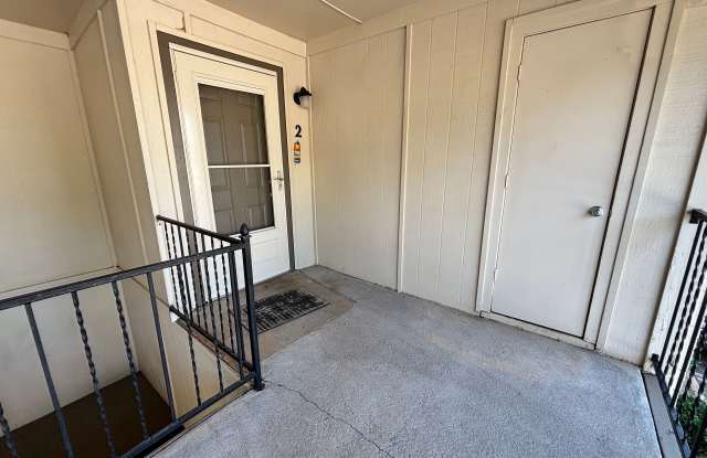 3-bedroom, 2-bathroom condo in Norman with central heat and air and washer and dryer provided Gallery 3