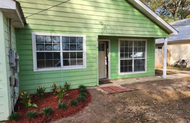 Charming 3BR Duplex in the center of Folsom Gallery 1