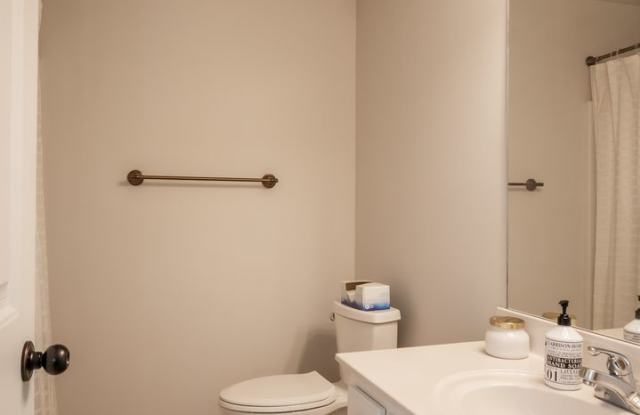 Luxury 2 Bedroom Townhouse at Whitehall Village Gallery 3