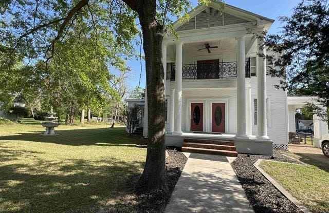 305 W Main St - 305 West Main Street, Kirbyville, TX 75956