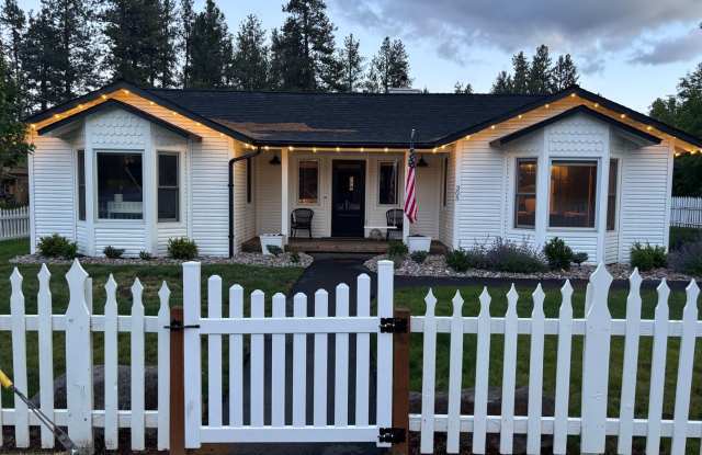 **50% OFF 1st Month** Furnished 3BR Home with Large Yard & Patio - 305 W. Washington Ave. Gallery 1