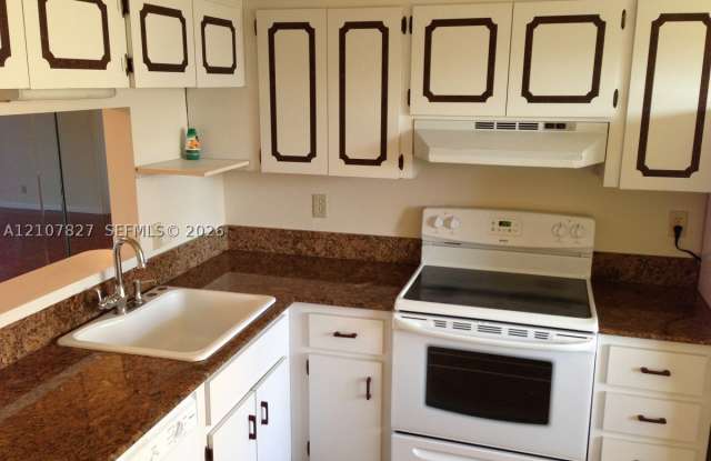 3581 Inverrary Dr Gallery 2