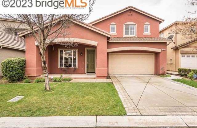 Located in The Lakes, 24 hour gated community, this property has 4 bedrooms, 3.5 Baths and a large loft! photos photos