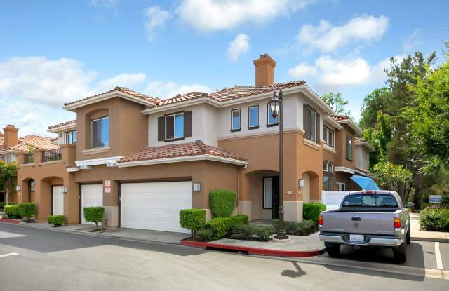 Modern Comfort in a Prime Location – 2BR Townhome with Garage  Community Amenities photos photos