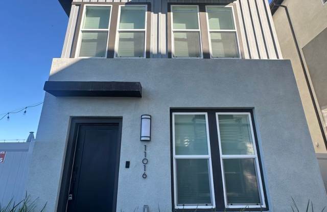 Beautiful  Modern 3 bed/ 3.5 bath/ 2,029 Sqft Condo with amazing Views in Carroll Canyon- Available 12/16/25 photos photos