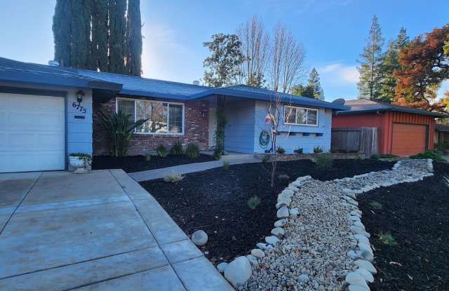 Beautiful 3 Bedroom 2 Bathroom Home in Greenhaven Gallery 1
