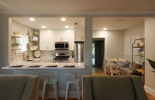 Beachside bungalow, fully furnished, garage Gallery 4