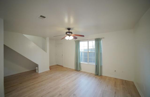 4 Bed / 3 Bathroom Townhome Off Ocala Gallery 4