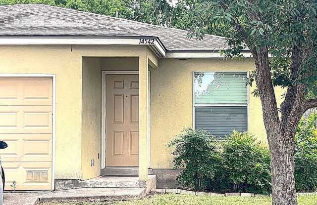 Cozy 2 bedroom 2bath Retreat near Randolph AFB, IH-35, Loop 1604, BAMC, and only minutes from The Forum! - 14542 Clovelly Wood, San Antonio, TX 78233