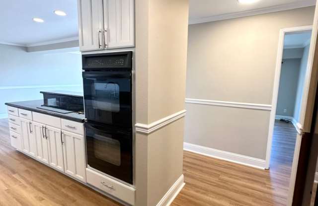 2-bed, 2-bath Condo with Sweeping Views of City and Space Needle! Gallery 3
