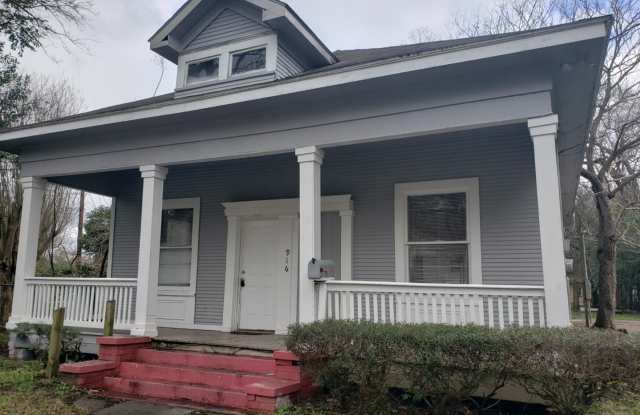Completely Renovated House with Huge backyard!- Orange - 916 North 5th Street, Orange, TX 77630