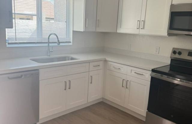 ✨ Fully Renovated 3 Bed / 2 Bath Townhome in Central Phoenix Gallery 1