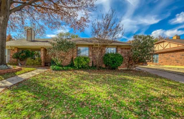 Beautiful 2-2 duplex in Bedford, HEB ISD! LAWN CARE INCLUDED! - 1113 Oaklawn Court, Bedford, TX 76022